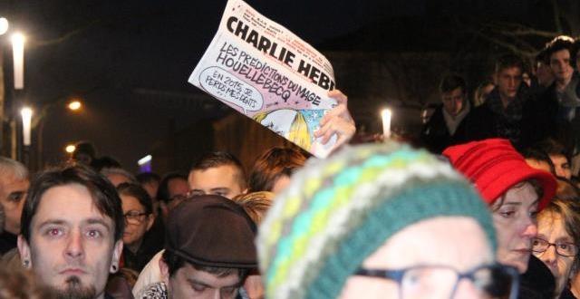 photo hommage place napoléon après l'attentat à charlie hebdo.