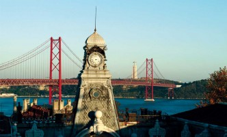 El puente 25 de Abril, sobre el estuario del Tajo, toma su nombre tras la revolución “de los claveles” de 1974.