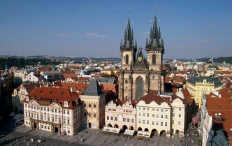 La plaza de la Ciudad Vieja, con la iglesia de Tynsky Chrám entre edificios neorrena-centistas.