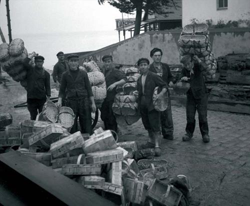 Hommes aux paniers