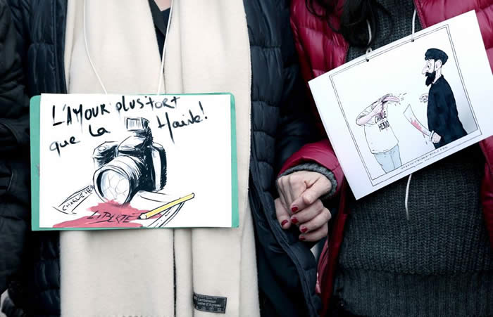 Certains marcheurs ont repris des dessins publiés après les attentats.